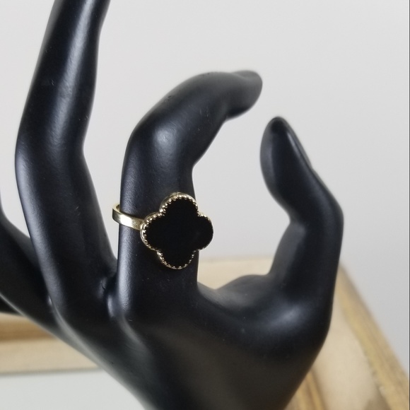 Jewelry - Clover leaf flower ring  black
